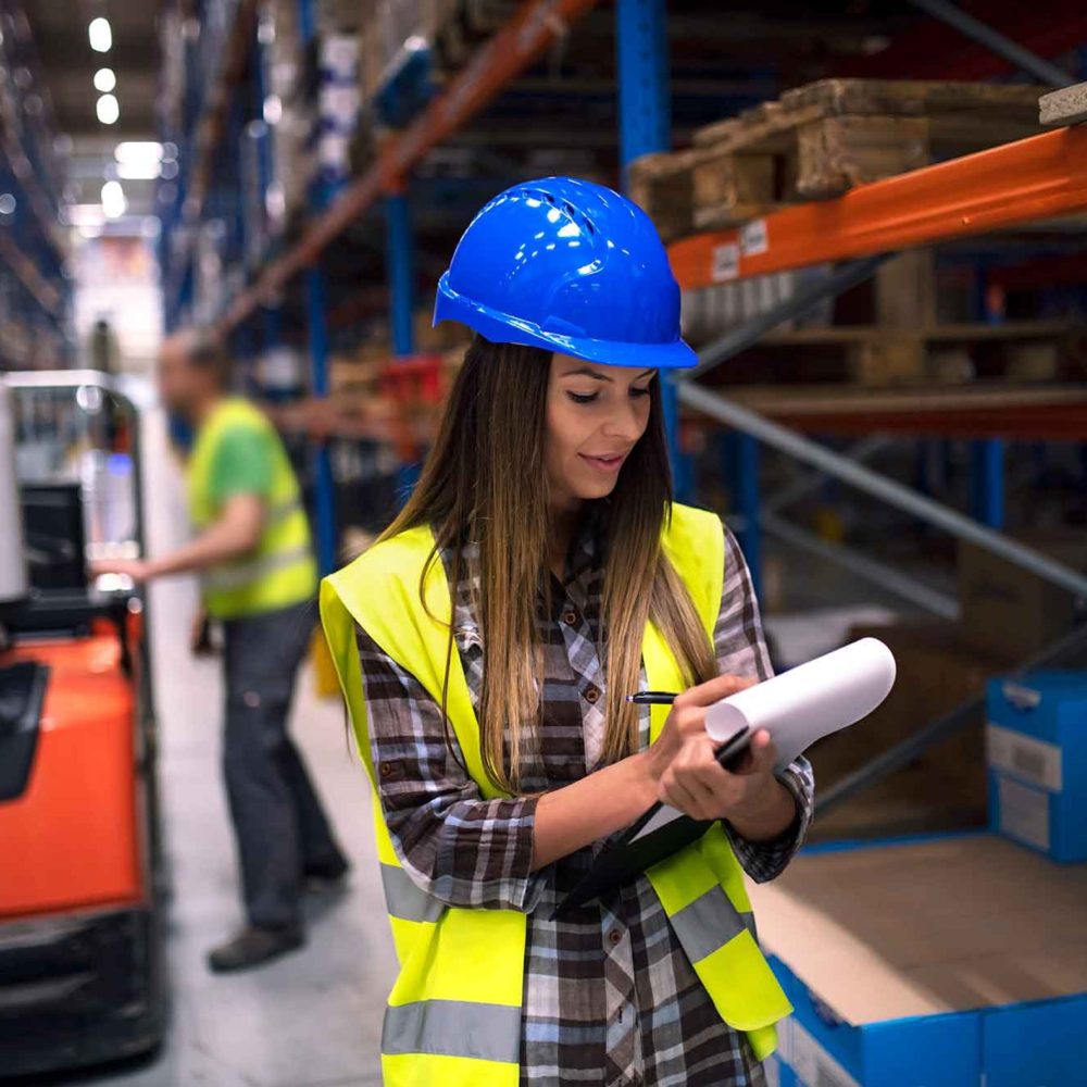retrato-mujer-trabajadora-almacen-comprobando-inventario-departamento-almacenamiento-mientras-su-companero-trabajo-operando-carretilla-elevadora-segundo-plano-qdrjnesunxmtlzmptfcmx4pckmathu5bhhvick2lh